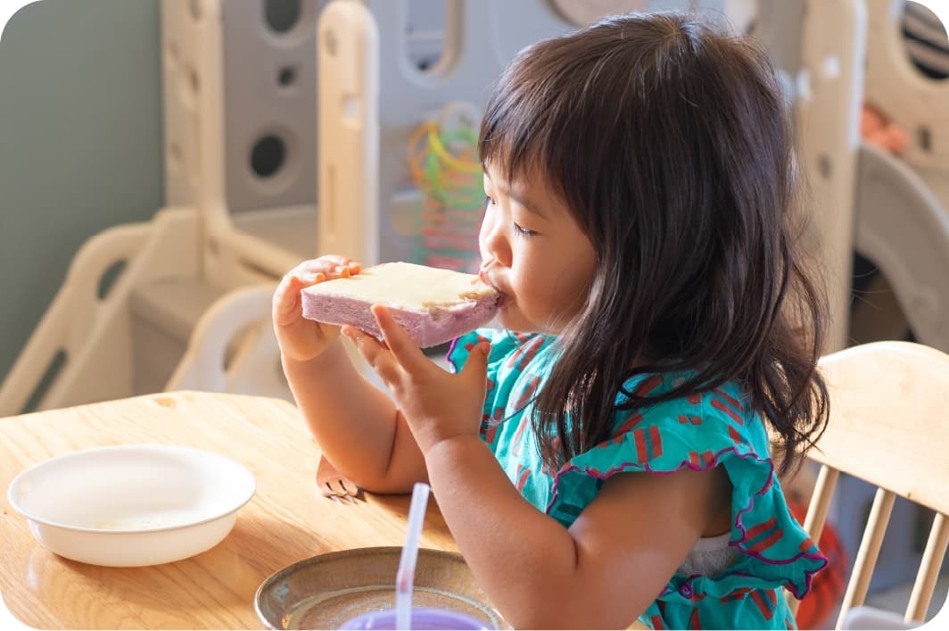 女の子がパンを食べている写真